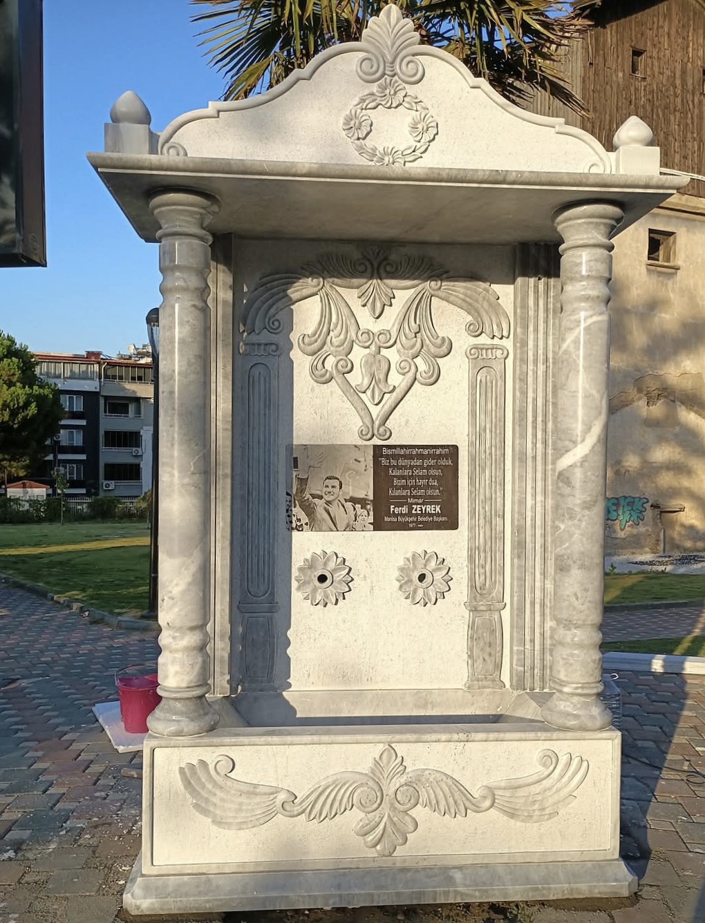 mermer çeşme işlemeli